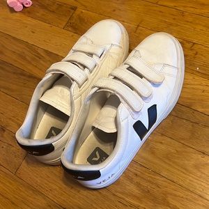 Veja Velcro White + Black Women’s 10
